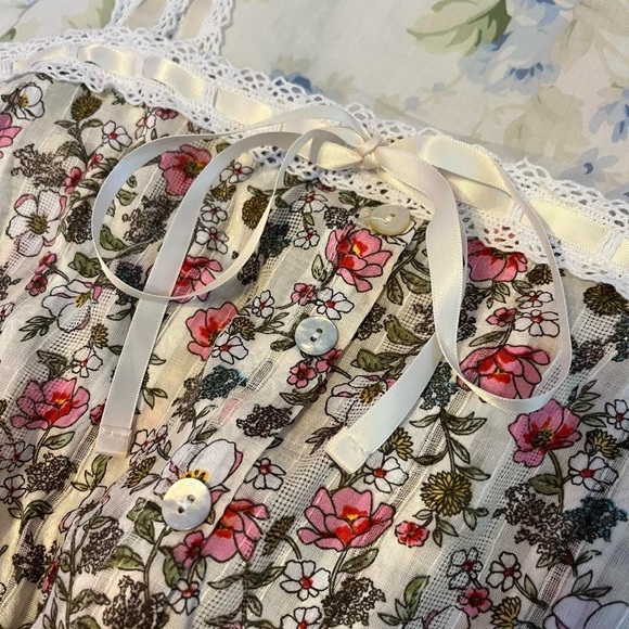 White and pink floral dress with lace trim and boy details. - Picture 2 of 2